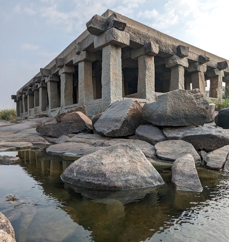 Purandaradasa Mantapa is situated close to the edge of the Tungabhadra River