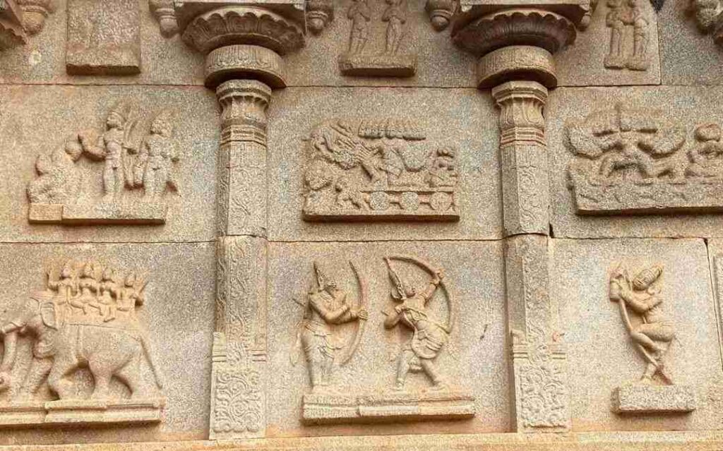 Beautiful sculptures adorn the walls of the Hazara Rama temple. Also, a sculpture of Ravana kidnapping Sita can be seen