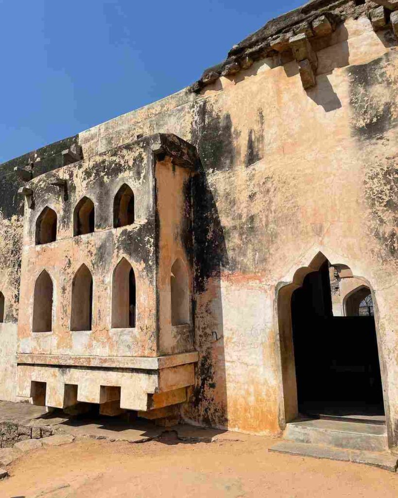 There is only one entrance of the Queen's Bath, located on the south side