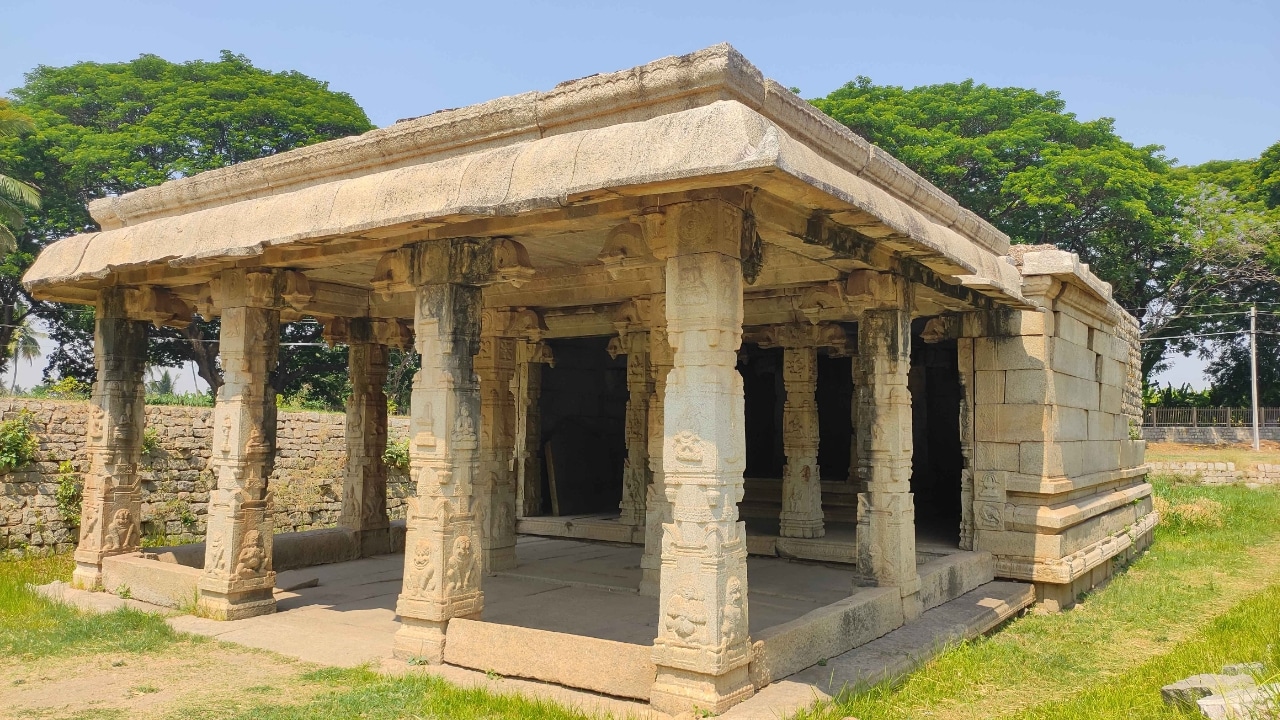 The small mandapam on the south side of the temple. Inside this temple, there is a large stone inscription