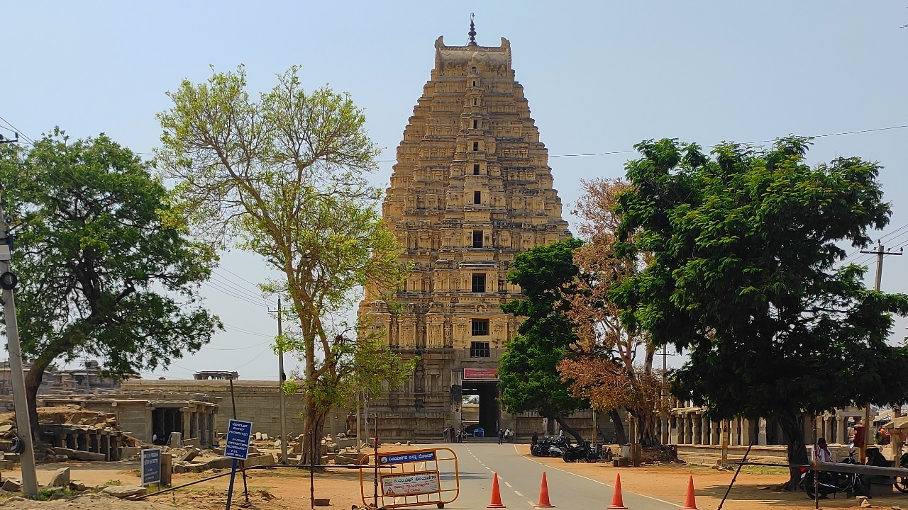 The main entrance tower of Virupaksha Temple